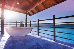 UNGESTÖRT ENTSPANNEN Die Pavillons des Spa sind mit privater Außenbadewanne und Blick auf den Indischen Ozean ausgestattet.