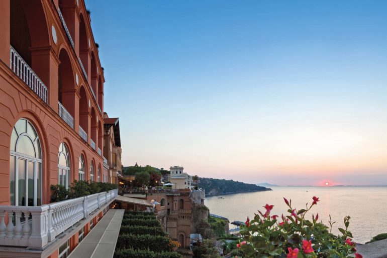 Über den Klippen von Sorrent am Golf von Neapel liegt das Grand Hotel Excelsior Vittoria