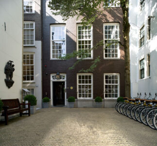 TANGO_online_Front entrance – close up