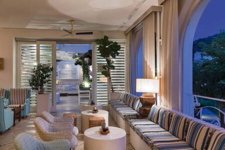 SUNDOWNER | Unverkennbares 60er Jahre Feeling, ein kleiner Hauch Cotton Club und ein bisschen Kuba erwartet Gäste in der Jacky Bar.  Das perfekte Ambiente, um den Tag bei einem eisgekühlten  Cocktail angemessen ausklingen zu lassen. jacky bar