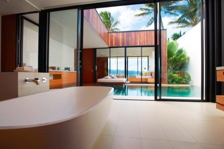 Harmonie
Hier läßt es sich aushalten: Geschmackvoll eingerichtete Suiten und Villen umgeben von großen Pools, üppigen Gärten und unberührten 
weißen Sandstränden ...