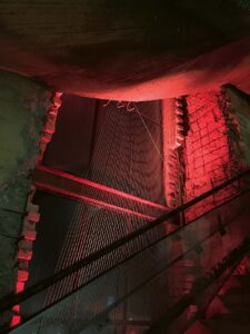 BUNKER D – Fadeninstallation von Mathias Wolf
