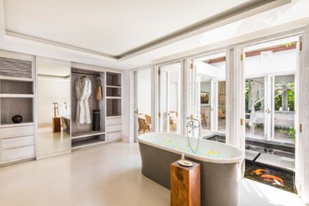 GARDEN POOL VILLA | Im großzügigen angelegten Badezimmer begeistert eine elegante freistehende Badewanne.