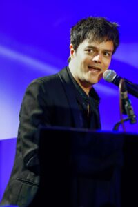 HAMBURG, GERMANY - MAY 10: Jamie Cullum performs during the Montblanc House opening on May 10, 2022 in Hamburg, Germany. (Photo by Franziska Krug/Getty Images for Montblanc International)